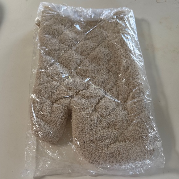 Set of Blue and Beige Kitchen Mitts and Pot Holder - Picture 4 of 5